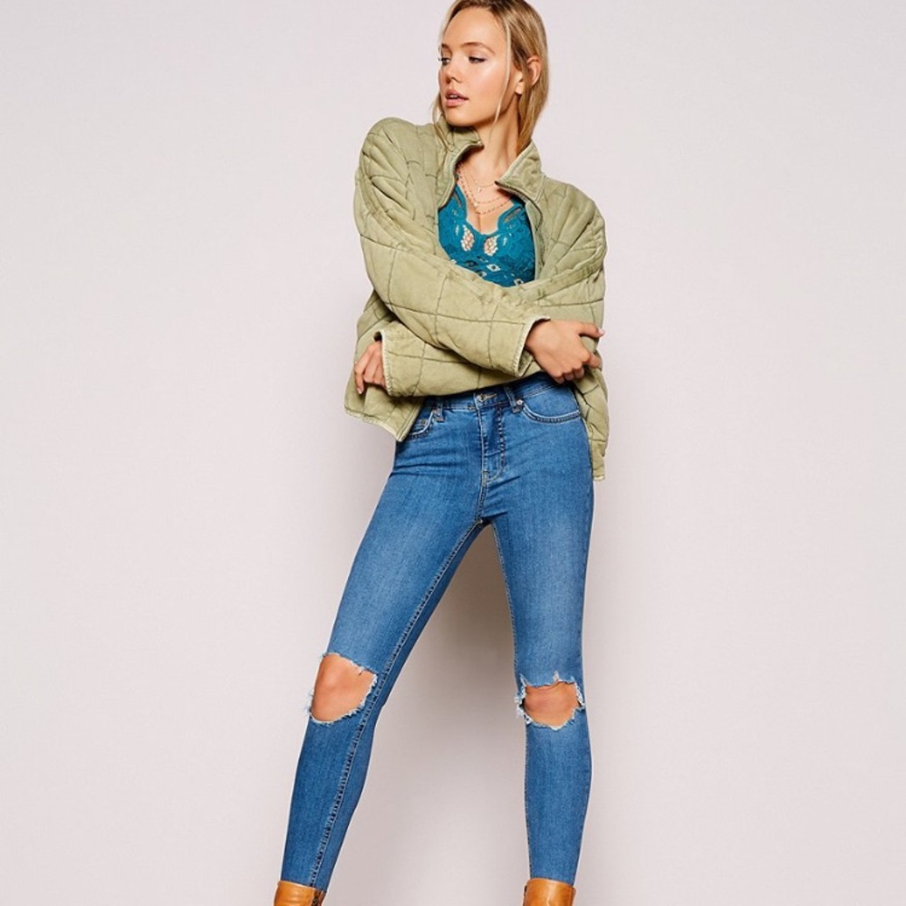 ππHPππ π‘πͺπ§ ππ£ β’ Busted Knee Skinny Jeans - Picture 4 of 6